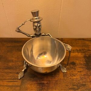 Skeleton bowl. Silver plated?